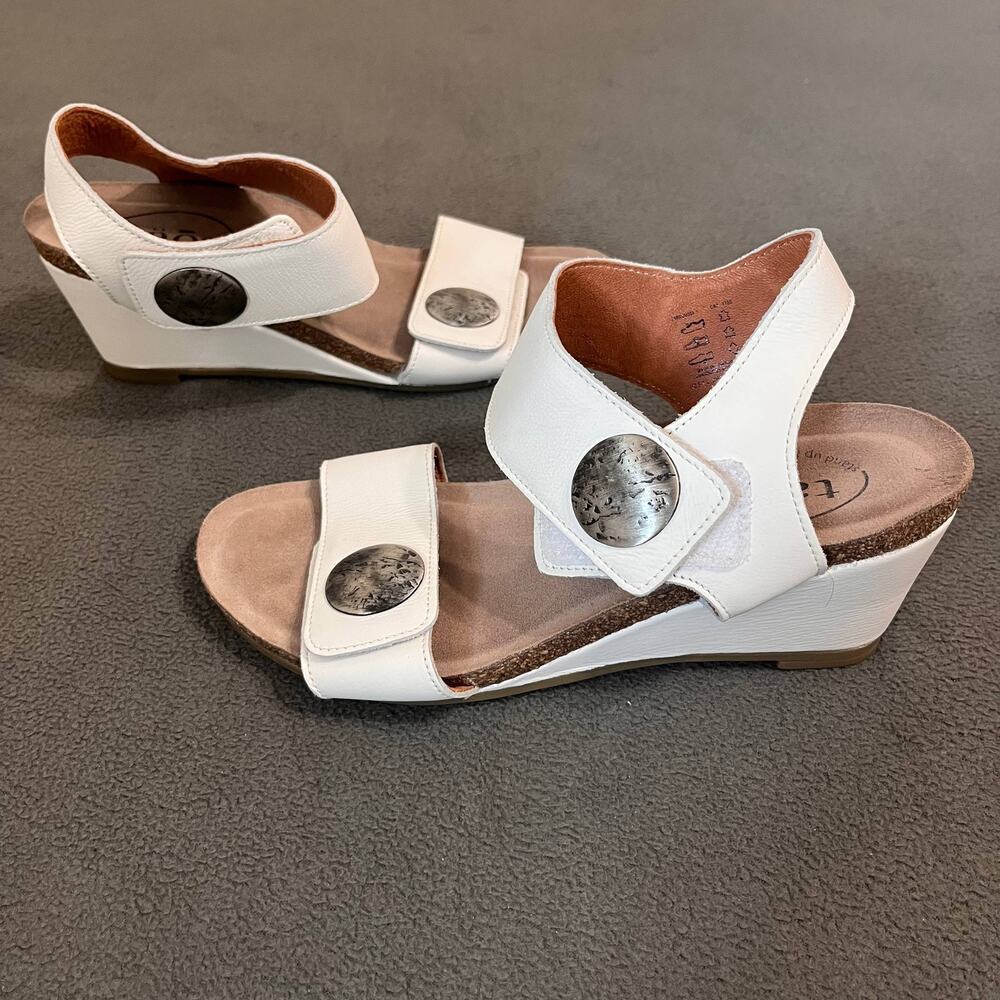 Taos Carrousel 3 Sandals Size 7.5 White Leather Wedge Boho Artsy Medallion NWOT